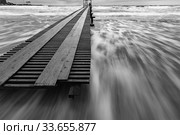 Черно белая фотография - морской прибой в шторм после заката солнца, пирс, длинная выдержка. Стоковое фото, фотограф Иванов Алексей / Фотобанк Лори