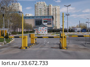 Москва. Пустая парковка около торгового центра "Капитолий" в период эпидемии коронавируса (2020 год). Редакционное фото, фотограф Илюхина Наталья / Фотобанк Лори