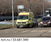 Автомобиль скорой медицинской помощи. 2-й Иртышский проезд. Район Гольяново. Город Москва (2020 год). Редакционное фото, фотограф lana1501 / Фотобанк Лори