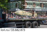 Российский новый боевой беспилотник вертолетного типа "Катран-БПЛА" в кузове трёхосного грузовика КамАЗ-65117 едет после парада в честь Дня Победы по Новому Арбату в Москве (2018 год). Редакционное фото, фотограф Малышев Андрей / Фотобанк Лори