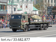 Российский трёхосный грузовик КамАЗ-65117 с новым боевым беспилотником вертолетного типа "Катран-БПЛА" едет после парада в честь Дня Победы по Новому Арбату в Москве (2018 год). Редакционное фото, фотограф Малышев Андрей / Фотобанк Лори