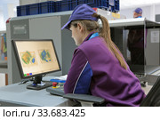 Сочи, Россия. Досмотр личных вещей посетителей на входе в Олимпийский парк во время Паралимпийских зимних игр 2014 года. Редакционное фото, фотограф Игорь Долгов / Фотобанк Лори