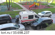 Москва. Машина скорой помощи выезжает из двора дома в спальном квартале (2020 год). Редакционное видео, видеограф Мила Демидова / Фотобанк Лори