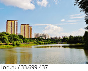 Город Москва. Вид на Никулинские (Очаковские) пруды и парк "Школьников" у Олимпийской деревни. (2016 год). Стоковое фото, фотограф Вера Смолянинова / Фотобанк Лори