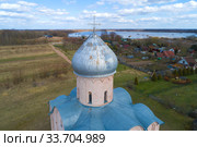 Cross and dome of the medieval Church of the Savior on Nereditsa close-up on April day (shot from a quadrocopter). Surroundings of Veliky Novgorod, Russia (2020 год). Стоковое фото, фотограф Виктор Карасев / Фотобанк Лори