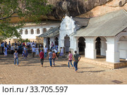 У входа в древний буддитский храм Rangiri Dambulu Raja Maha Viharaya (Золотой храм). Дамбулла, Шри-Ланка (2020 год). Редакционное фото, фотограф Виктор Карасев / Фотобанк Лори
