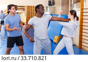 People fighting with coach at gym. Стоковое фото, фотограф Яков Филимонов / Фотобанк Лори
