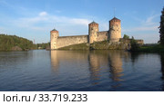 Вид на старинную крепость Олавинлинна (Олафсборг) июльским днем. Савонлинна, Финляндия (2018 год). Стоковое видео, видеограф Виктор Карасев / Фотобанк Лори