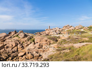 Перрос-Гирек (Perros-Guirec), Франция. Берег Розового гранита. На дальнем плане маяк Мен-Руз (Mean Ruz or Ploumanac’h) (2017 год). Редакционное фото, фотограф Rokhin Valery / Фотобанк Лори