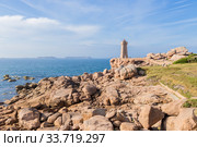 Перрос-Гирек (Perros-Guirec), Франция. Живописный вид с маяком Мен-Руз (Mean Ruz or Ploumanac’h) на Берегу розового гранита (Pink Granite Coast) (2017 год). Редакционное фото, фотограф Rokhin Valery / Фотобанк Лори