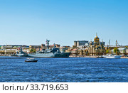 Военные корабли на праздновании дня Побды - 9 мая 2020. Учебный корабль «Перекоп» (проект 887), МПК-205 "Казанец" (бортовой № 311) – малый противолодочный корабль проекта 1331М и церковь Успения Пресвятой Богородицы. Санкт-Петербург. Редакционное фото, фотограф Сергей Афанасьев / Фотобанк Лори