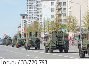 Российские бронеавтомобили «Тигр-М» АБШ 233116 с противотанковыми ракетами «Корнет-Д» и «Тайфуненок» КамАЗ-53949 с экипажем едет после парада в честь Дня Победы по Новому Арбату в Москве (2018 год). Редакционное фото, фотограф Малышев Андрей / Фотобанк Лори