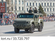 Российский бронированный автомобиль повышенной защищённости «Тайфуненок» КамАЗ-53949 с экипаже едет после парада в честь Дня Победы по Новому Арбату в Москве, вид слева-спереди (2018 год). Редакционное фото, фотограф Малышев Андрей / Фотобанк Лори