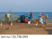 Солнечное утро на берегу Индийского океана. Негомбо, Шри-Ланка (2020 год). Редакционное фото, фотограф Виктор Карасев / Фотобанк Лори