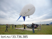 Международный авиационно-космический салон МАКС-2013. Запуск беспилотного аэростата для аэрофотосъемки. Редакционное фото, фотограф Игорь Долгов / Фотобанк Лори