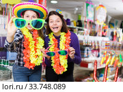 Portrait of glad comically dressed girls. Стоковое фото, фотограф Яков Филимонов / Фотобанк Лори