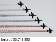 Группа штурмовиков Су-25 "Грач" дымят цветами российского флага в небе над Красной площадью во время парада, посвященного 75-летию Победы в Великой Отечественной войне (2020 год). Редакционное фото, фотограф Free Wind / Фотобанк Лори
