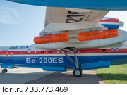 Российский самолёт-амфибия (летающая лодка) Бериев Бе-200ЧС номер 21512 на Международном авиасалоне МАКС-2019 в Жуковском, Россия, фрагмент слева. Редакционное фото, фотограф Малышев Андрей / Фотобанк Лори