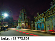 Ночь у древнего индуистского храма Sri Bhadrakali Amman Kovil (Kali Кovil ). Тринкомали, Шри-Ланка (2020 год). Стоковое фото, фотограф Виктор Карасев / Фотобанк Лори