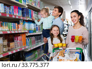Ordinary family with two daughters purchasing yoghurts. Стоковое фото, фотограф Яков Филимонов / Фотобанк Лори
