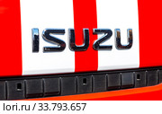 Emblem of Isuzu truck (2019 год). Редакционное фото, фотограф FotograFF / Фотобанк Лори