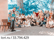Russia, Samara, June 2019: Lecture by fashion historian Alexander Vasilyev outdoors. Bank of the Volga. Festival "Volga Fest" Редакционное фото, фотограф Акиньшин Владимир / Фотобанк Лори