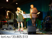 Певица Юлия Дьячковская с группой музыкантов на сцене джаз клуба Everjazz (2017 год). Редакционное фото, фотограф Евгений Ткачёв / Фотобанк Лори