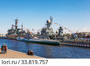 Военные корабли на праздновании Дня Победы - 9 мая 2020. Учебный корабль «Перекоп» (проект 887), МПК-205 "Казанец" (бортовой № 311) – малый противолодочный корабль проекта 1331М и дизельная подводная лодка С-189. Набережная Лейтенанта Шмидта. Санкт-Петербург. Редакционное фото, фотограф Сергей Афанасьев / Фотобанк Лори