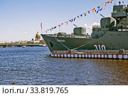 Военный учебный корабль «Перекоп» (проект 887) на фоне Исаакивского собора. Празднование Дня Победы - 9 мая 2020. Санкт-Петербург. Редакционное фото, фотограф Сергей Афанасьев / Фотобанк Лори