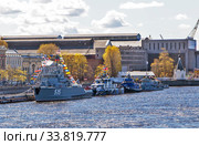 Военные корабли на праздновании Дня Победы - 9 мая 2020. Базовый тральщик «Павел Хенов», противодиверсионный катер П-104 «Нахимовец» проекта 21980, буксир РБ-250, рейдовый катер «РВК-1102». Санкт-Петербург. Редакционное фото, фотограф Сергей Афанасьев / Фотобанк Лори
