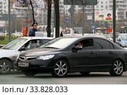 Сотрудник ДПС у пульта дистанционного управления светофором (2010 год). Редакционное фото, фотограф Щеголева Ольга / Фотобанк Лори