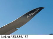 Широкофюзеляжный пассажирский двухдвигательный самолёт Airbus A350-900 XWB с регистрационным номером F-WCF на Международном авиасалоне МАКС-2019 в Жуковском, Россия, саблевидная законцовка крыла сбоку. Редакционное фото, фотограф Малышев Андрей / Фотобанк Лори