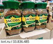 Coffee Jacobs Monarch on the shelf at the grocery store (2019 год). Редакционное фото, фотограф FotograFF / Фотобанк Лори