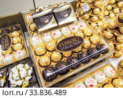 Ferrero Rocher chocolate on the shelf at the grocery store (2019 год). Редакционное фото, фотограф FotograFF / Фотобанк Лори