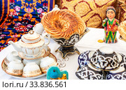 Fresh uzbek flatbread with sesame seeds on the holiday table (2019 год). Редакционное фото, фотограф FotograFF / Фотобанк Лори