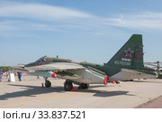 Российский и советский бронированный дозвуковой военный самолёт-штурмовик Су-25СМ3 "Суперграч" Frogfoot на Международном авиасалоне салоне МАКС-2019 в Жуковском, Россия, вид сзади-слева. Редакционное фото, фотограф Малышев Андрей / Фотобанк Лори