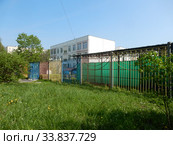 Трёхэтажное здание, построенное в 2009 году. Дошкольное отделение школы № 1352 (корпус № 8). Байкальская улица, 46а. Район Гольяново. Город Москва (2020 год). Стоковое фото, фотограф lana1501 / Фотобанк Лори