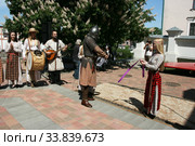 Девушки в национальных платьях - музыкальный дворик (2019 год). Редакционное фото, фотограф Марина Шатерова / Фотобанк Лори