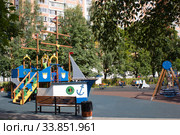 Москва. Детская площадка в сквере на улице Тихомирова, Северное Медведково (2019 год). Редакционное фото, фотограф Елена Орлова / Фотобанк Лори