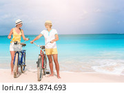 happy family riding bicycles on the beach. Стоковое фото, фотограф Дмитрий Травников / Фотобанк Лори