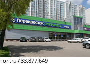 Супермаркет "Перекресток" (Москва, Варшавское шоссе, 124, к.1). Полупустая парковка, нет людей. Пандемия коронавируса COVID-19 в России, май 2020 год. Редакционное фото, фотограф Щеголева Ольга / Фотобанк Лори
