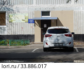 Культурно-спортивный центр "Форвард" на первом этаже жилого дома. Чусовская улица, 6, корпус 3. Район Гольяново. Город Москва (2020 год). Редакционное фото, фотограф lana1501 / Фотобанк Лори