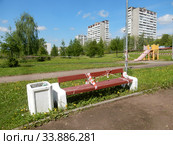 Лавочка и детская площадка в Гольяновском парке, обмотанные сигнальной лентой при пандемии коронавирусной инфекции Covid-19. Район Гольяново. Город Москва (2020 год). Стоковое фото, фотограф lana1501 / Фотобанк Лори