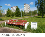 Лавочка в Гольяновском парке, обмотанная сигнальной лентой при пандемии коронавирусной инфекции Covid-19. Район Гольяново. Город Москва (2020 год). Стоковое фото, фотограф lana1501 / Фотобанк Лори