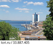 Вид на морской вокзал и гостиницу "Одесса". Украина (2007 год). Редакционное фото, фотограф Ирина Борсученко / Фотобанк Лори