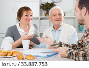 Elderly couple and social employee. Стоковое фото, фотограф Яков Филимонов / Фотобанк Лори