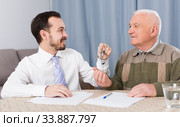 Elderly man and agent rent apartments. Стоковое фото, фотограф Яков Филимонов / Фотобанк Лори