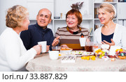 Mature women and their friend are drinking tea and talking. Стоковое фото, фотограф Яков Филимонов / Фотобанк Лори