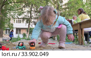 Little girl playing with toy cars in sandbox. Редакционное видео, видеограф Сергей Старуш / Фотобанк Лори