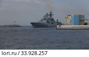 Большой противолодочный корабль "Североморск" входит на кронштадский рейд для  участие в военном параде в честь Дня ВМФ. Кронштадт (2019 год). Редакционное видео, видеограф Виктор Карасев / Фотобанк Лори